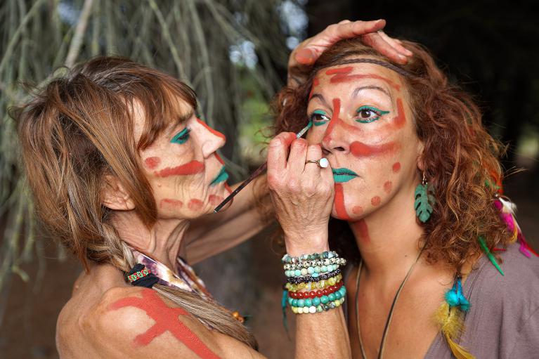 Makeup tribal avec Aurélie et Céline