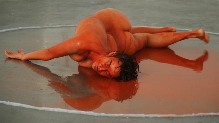 Un Ô rouge d'eau et de pigment