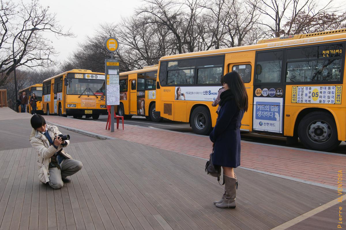 Jeune couple à Séoul-Namsan