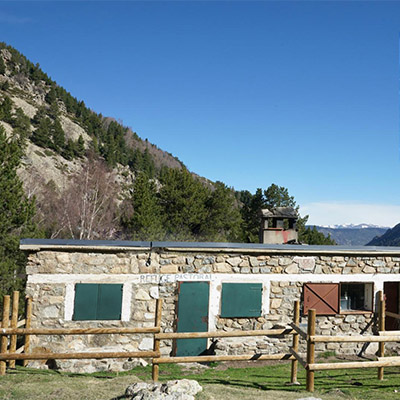 Refuge pastoral - au fond, au nord,  le massif du Madres 2489 m