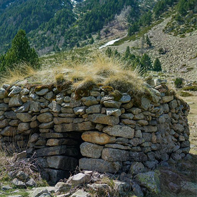 Sous les contreforts du Cambra d'Asa Pic de l'Orri 2561 m  - la cabanne de l'Orri - 1825 m