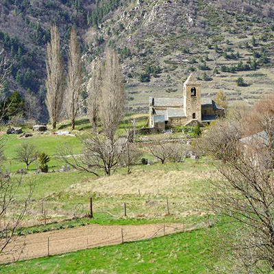 L'église romane de Prats Balaguer - 1300 m.  Le Puig de la Tossa - 2030 m