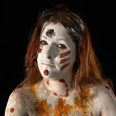 Anastasia - Painting éthnique par Pierre Alventosa - Argiles bio, épices et charbon végétal